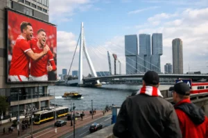 Onverwachte reclamecampagne van Alkmaarse voetbalclub in Rijnmondgebied zorgt voor reuring