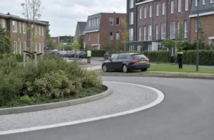 Auto rijdt rechtdoor op rotonde in Prinsenland zonder gewonden