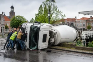 Betonwagen kantelt in Brielle, chauffeur door omstanders bevrijd