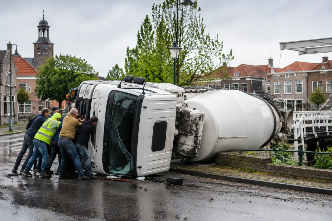 Betonwagen kantelt in Brielle, chauffeur door omstanders bevrijd