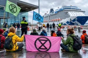 Extinction Rebellion blokkeert ingangen van Rotterdamse Cruise Terminal