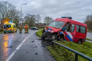 Ongeval met brandweerbusje tijdens spoedrit naar reanimatie in Oud-Beijerland